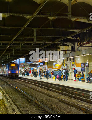 Parigi, Francia - 09 novembre 2018: Persone a Parigi stazione della metropolitana. Treno arriva. Foto Stock
