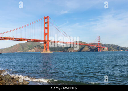 Mattina surf nella parte anteriore del ponte Golden Gate conosciuta in tutto il mondo il simbolo della California Foto Stock