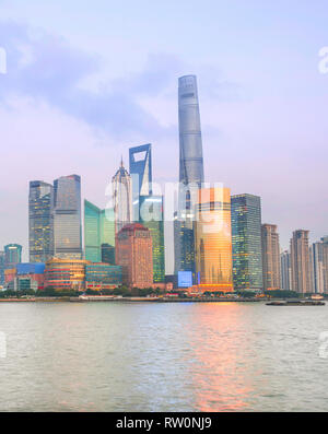 Vista del centro cittadino di Shanghai al crepuscolo, Cina Foto Stock