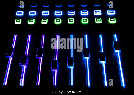 Controllo del suono con retroilluminazione a LED, apparecchiature audio. Foto Stock