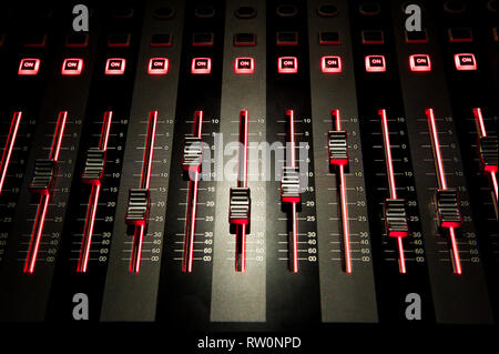 Controllo del suono con retroilluminazione a LED, apparecchiature audio. Foto Stock