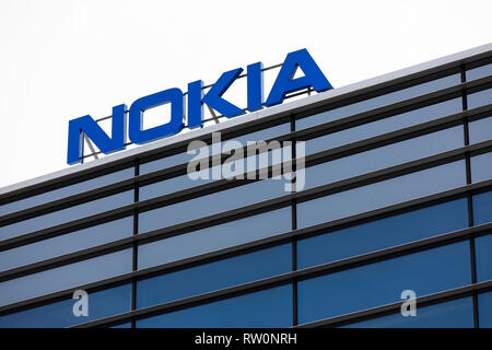 ESPOO, Finlandia - 03 Marzo 2019: Grande Nokia marca nome sulla parte superiore di un edificio per uffici in Nokia Campus in Espoo, Finlandia Foto Stock