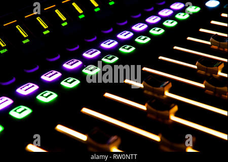 Controllo del suono con retroilluminazione a LED, apparecchiature audio. Foto Stock