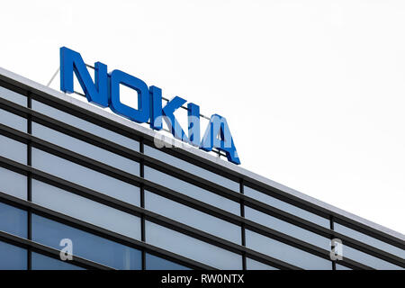 ESPOO, Finlandia - 03 Marzo 2019: Grande Nokia marca nome sulla parte superiore di un edificio per uffici in Nokia Campus in Espoo, Finlandia Foto Stock