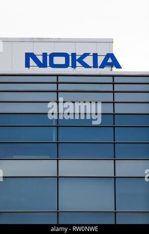 ESPOO, Finlandia - 03 Marzo 2019: Grande Nokia marca nome sulla parte superiore di un edificio per uffici in Nokia Campus in Espoo, Finlandia Foto Stock