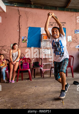 Giovane ragazzo latino swinging a pinata a Guatemala festa di compleanno Foto Stock