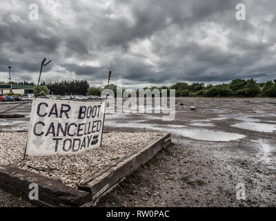 Bagagliaio della vettura annullata oggi segno sul parcheggio abbandonati Foto Stock