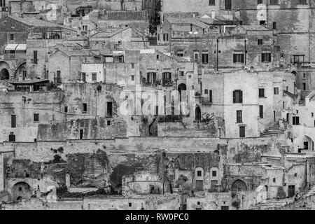 MATERA, Italia - 26 agosto 2018: turisti e popolazione locale un look molto piccola a piedi le strette strade della città dell'antica istituzione come visto da f Foto Stock