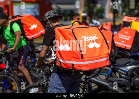 Lima in Perù - 3 Marzo 2019: driver Rappi parcheggiato con altri piloti sullo sfondo. Condivisione di economia collaborativa concetto in Sud America. Foto Stock