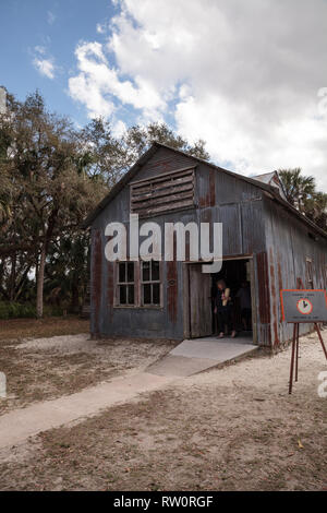 Estero, Florida, Stati Uniti d'America - 23 Febbraio 2019: 1908 Edificio generatore alla storica Koreshan State Park. Foto Stock