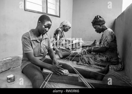 Una foto in bianco e nero del locale le donne ghanesi di tessitura del famoso Bolga (Bolgatanga) intrecciato cestini di mercato in casa loro a Kongo village, Ghana. Foto Stock