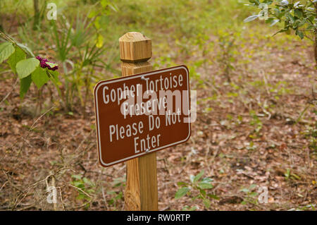 Cartello in metallo su un palo di legno per un animale preservare. "Gopher preservare tartaruga. Si prega di non inserire.' Kissimmee, Florida, Stati Uniti d'America Foto Stock