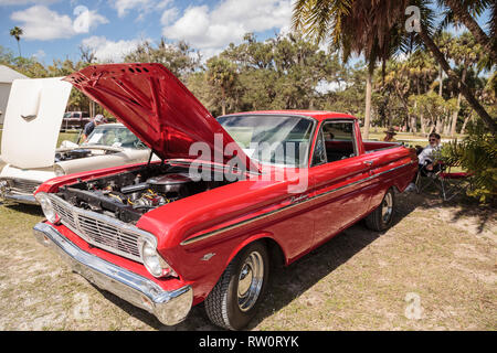 Estero, Florida, Stati Uniti d'America - 23 Febbraio 2019: Rosso 1967 Ford Ranchero 289 alla decima edizione auto classica e Craft Show a Koreshan storico parco dello stato. Foto Stock