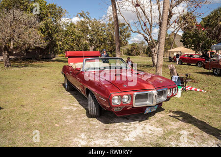 Estero, Florida, Stati Uniti d'America - 23 Febbraio 2019: Rosso 1967 Ford Ranchero 289 alla decima edizione auto classica e Craft Show a Koreshan storico parco dello stato. Foto Stock