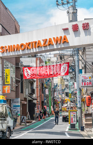 La gente che camminava sul Shimo-Kitazawa strade strette. Setagaya, Tokyo, Giappone Foto Stock