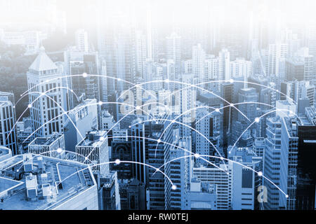 Moderno skyline urbano con dati ad alta velocità a Internet e la rete di comunicazione. Concetto di cyber rete nella grande città con copia spazio. Foto Stock