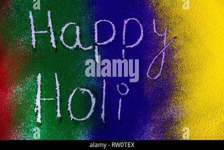 Happy Holi su colorato in polvere di colore Foto Stock