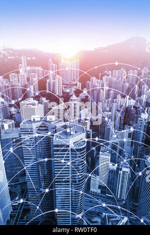 Moderno skyline urbano con dati ad alta velocità a Internet e la rete di comunicazione. Concetto di cyber rete nella grande città con copia spazio. Orientati in verticale Foto Stock