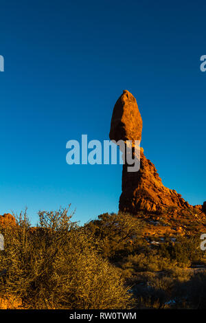 Una delle funzionalità più popolari del Parco Nazionale di Arches, equilibrato Rock pesa come un rompighiaccio Nave o 27 balenottere azzurre. Fotografia con dopo Foto Stock