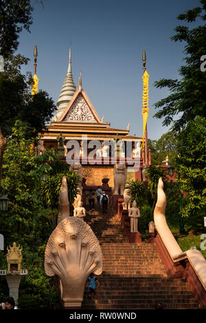 Cambogia, Phnom Penh, centro città, Wat Phnom, i visitatori su una scalinata che conduce al tempio principale e pagoda Foto Stock