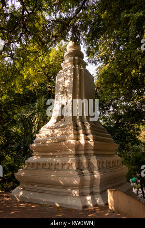 Cambogia, Phnom Penh, centro città, Wat Phnom, piccolo stupa sul lato occidentale del tempio principale e pagoda Foto Stock