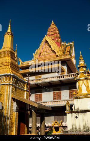 Cambogia, Phnom Penh, centro città, Sisowath Quay, Wat Ounalom, stupa dorato sul lato ovest del Vihara Foto Stock