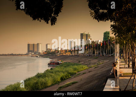 Cambogia, Phnom Penh, centro città, Sisowath Quay, il fiume Tonle Sap promenade, nel tardo pomeriggio la luce Foto Stock