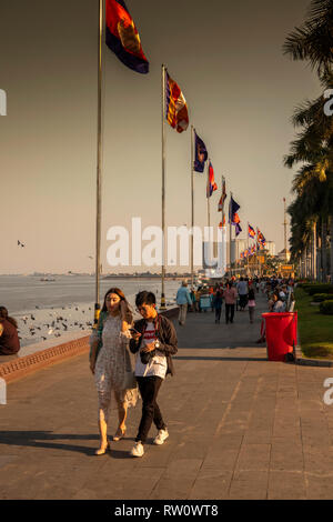 Cambogia, Phnom Penh, centro città, Sisowath Quay, visitatori Passeggiate sul fiume Tonle Sap promenade, tardo pomeriggio Foto Stock