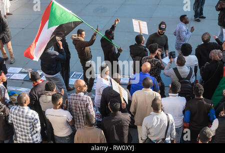 Comunità sudanese leader raccogliere in Trafalgar square per protestare contro le violazioni dei diritti umani in Sudan nel febbraio 09, 2019 a Londra,l'Inghilterra,UK,GB, Foto Stock