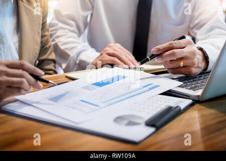 Il lavoro di squadra di avvio della pianificazione del progetto facendo grande discussione Riunione del team che lavorano insieme, Brainstorming Elabora lavoro di successo nel moderno ufficio coworking. Foto Stock