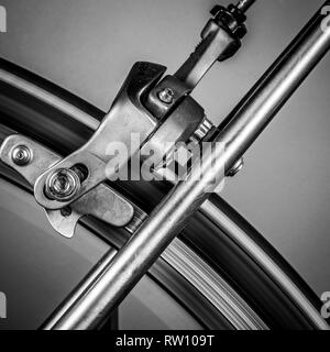 Frammento di un telaio e parti di una bici da corsa. Il telaio è realizzato in titanio e vi sono numerosi dettagli da vedere; qui è la ruota con razze e th Foto Stock