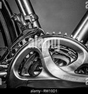 Frammento di un telaio e parti di una bici da corsa. Il telaio è realizzato in titanio e vi sono numerosi dettagli da vedere; qui è la ruota con raggi e , Foto Stock