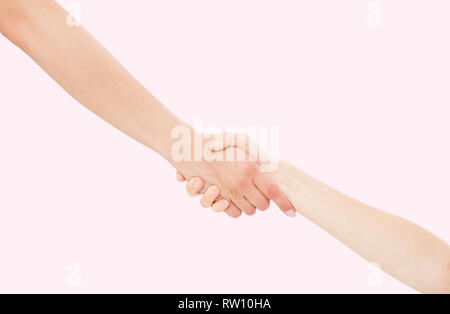 Dando una mano isolato su sfondo rosa, mano femmina Foto Stock