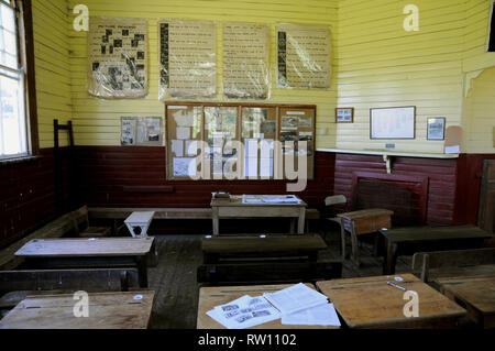 Interno della vecchia scuola di Blackwater sulla strada di Waiuta città fantasma. Fu costruita nel 1913. Ha chiuso nel 1947. Esso è aperto al pubblico. Foto Stock