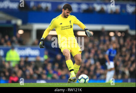 Liverpool goalkeeper Alisson Becker durante il match di Premier League a Goodison Park di Liverpool. Foto Stock