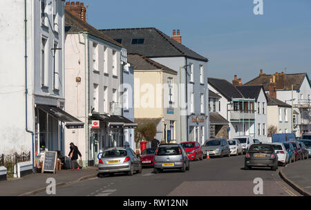 Il Quay, Appledore, North Devon, Inghilterra, Regno Unito. Febbraio 2019. I piccoli negozi lungo il centro città di banchina di questa famosa città di Devonshire. Foto Stock