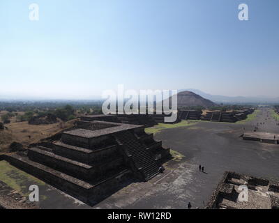 Visualizzazione ampia per Avenue dei morti e la Piramide del Sole a Teotihuacan rovine vicino alla capitale città del Messico paesaggi con cielo blu chiaro nel 2018 caldo e soleggiato Foto Stock