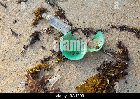 Rifiuti plastici di Lamai Beach, Koh Samui, Thailandia Foto Stock