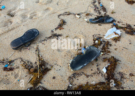 Rifiuti plastici di Lamai Beach, Koh Samui, Thailandia Foto Stock