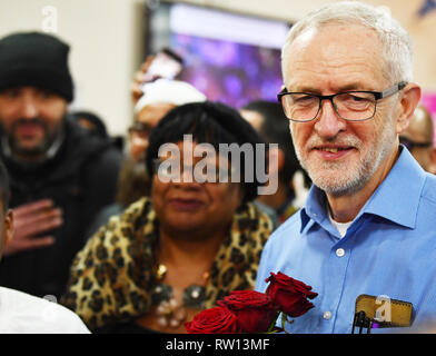 Ombra home secretary Diane Abbott e leader del partito laburista Jeremy Corbyn durante una visita a Finsbury Park moschea nel nord di Londra, sulla decima visita annuale il mio giorno moschea, parte di un'iniziativa da parte del Consiglio musulmano della Gran Bretagna (MCB). Foto Stock