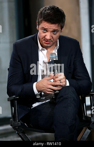 New York, Stati Uniti d'America. 10 ott 2014. Jeremy Renner al Venerdì, Ottobre 10, 2014 AOL costruire la serie di altoparlanti a costruire in studio a New York, Stati Uniti d'America. Credito: Steve Mack/S.D. Mack foto/Alamy Foto Stock