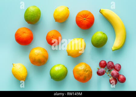 Frutta fresca sul pastello blu sullo sfondo di vetro Foto Stock