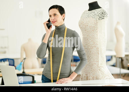 Client di consulenza sul telefono Foto Stock