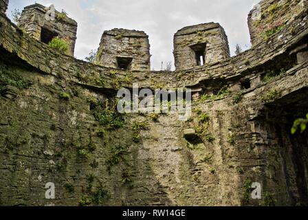 La parete interna di una delle torri del Conwy Castle, mostrando merli con feritoie, Conwy, Galles del Nord, Regno Unito Foto Stock