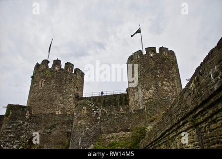 Vista esterna di mura e torri, Conwy Castle Conwy, Galles del Nord, Regno Unito Foto Stock
