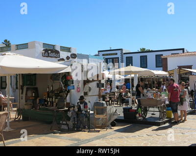 La folla di turisti che affollano il mercoledì e il sabato mattina il coloratissimo mercato di strada al Rubicon Marina, Playa Blanca, Lanzarote; Febbraio 2019 Foto Stock