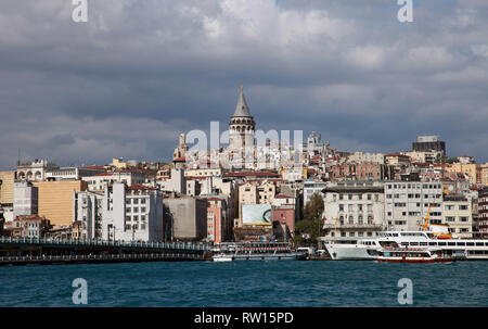 Vista panoramica splendida costa Karakoy e Torre di Galata a Istanbul, Turchia. Foto Stock