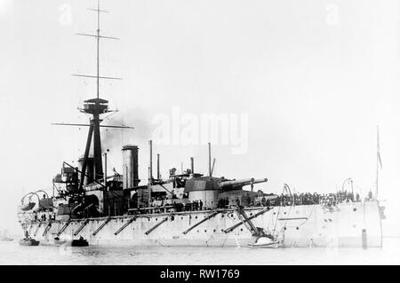 HMS Colossus condurre la nave di due dreadnought corazzate classe costruita per la Royal Navy nel 1910 Immagine aggiornata utilizzando il restauro digitale e tecniche di ritocco Foto Stock