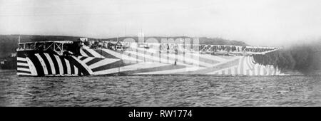 HMS Argus in dazzle schema di verniciatura. Originariamente un ocean liner hms argus è stato convertito nel primo esempio di un modello standard di portaerei immagine aggiornata utilizzando il restauro digitale e tecniche di ritocco Foto Stock