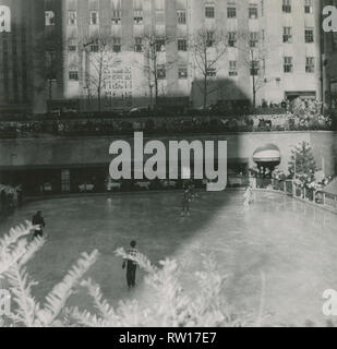 Antique c1950 fotografia e la pista di pattinaggio sul ghiaccio al Rockefeller Center con l'inglese ristorante Grill. Fonte: fotografia originale Foto Stock